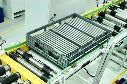 左手订单右手扩产 动力电池产业迎来爆发式增长，抢人大战悄然上演